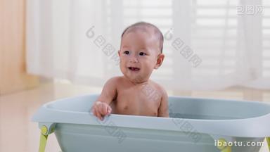 可爱的小宝宝洗澡